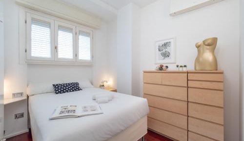 Deluxe One-Bedroom Apartment