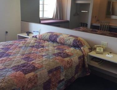 Queen Room with One Queen Bed - Disability Access/Non-Smoking