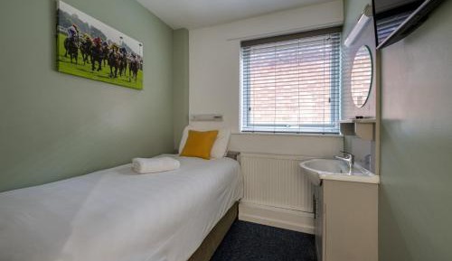 Budget Single Room with Shared Bathroom