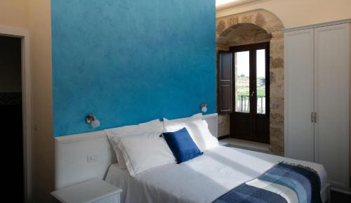 Deluxe Room (2 Adults + 1 Child)