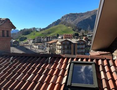 One-Bedroom Apartment with Balcony and Mountain View  