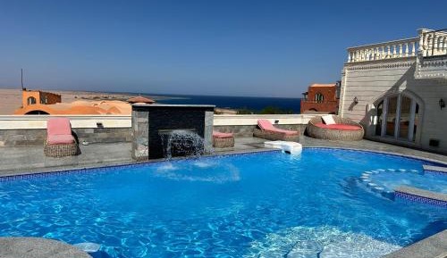 Apartment with Pool View 
