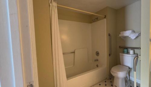 King Room with Bathtub w/Grab Bars - Mobility Accessible/Non-Smoking