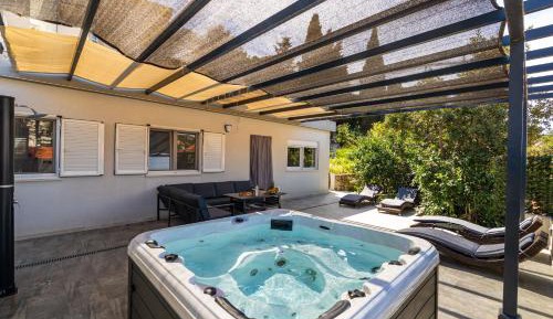 Two Bedroom Apartment with Hot Tub