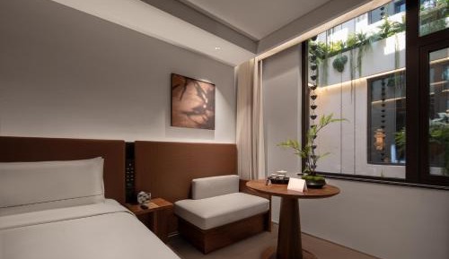 Deluxe Atrium King Bed Room