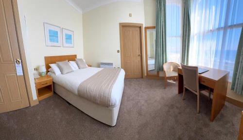 Deluxe Double Room with Side Sea View