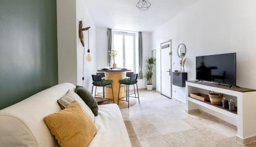 Deluxe One-Bedroom Apartment