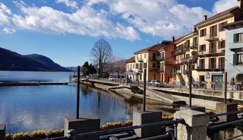 One-Bedroom Apartment with Lake View