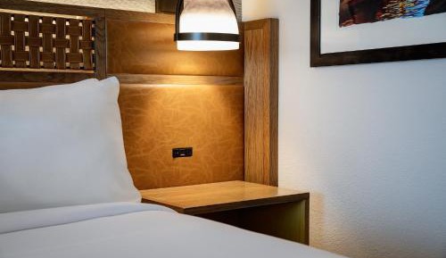 1 Bedroom Larger Suite, 1 King, Sofa bed, Whirlpool