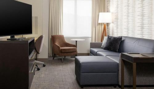 One-Bedroom Queen Suite with Two Queen and One Sofa Bed