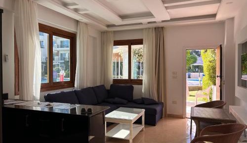 Apartment with Pool View 
