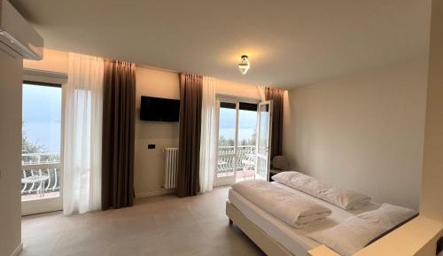 Superior Room with Balcony and Lake View
