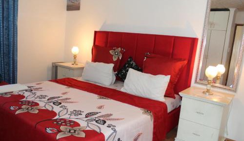 Deluxe Room (2 Adults + 1 Child)