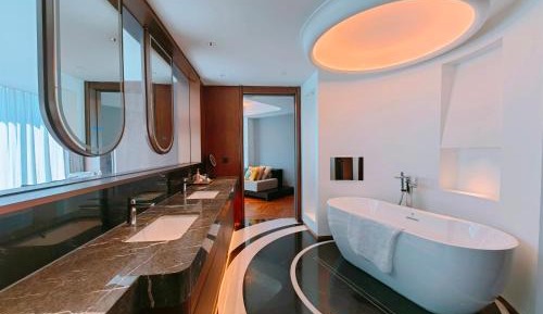 270-Degree Deluxe Landscape Diamond Family Suite