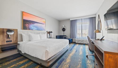 King Room with Mobility Access and Bathtub with Grab Bars, Non-Smoking