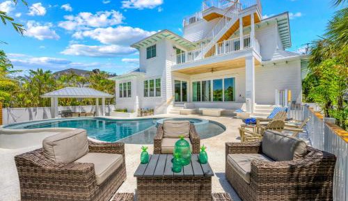 Eight-Bedroom Holiday Home