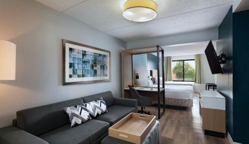 Queen Studio with Sofa Bed and Adapted Tub - Mobility Accessible