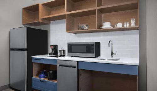 Queen Studio Suite with Shower - Communications Accessible