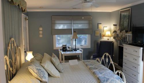 Queen Room with Pool View