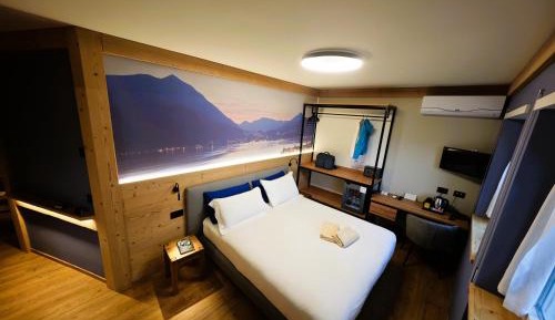 Double or Twin Room with Mountain View