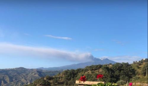 Apartment with Mountain View