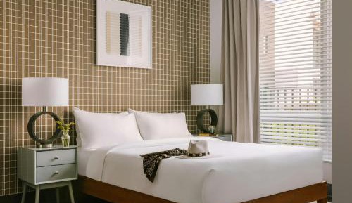 Studio Apartment with Queen Bed and Balcony