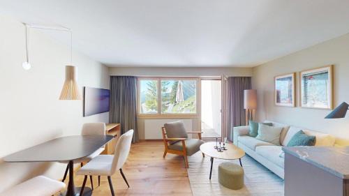 Apartment with Mountain View