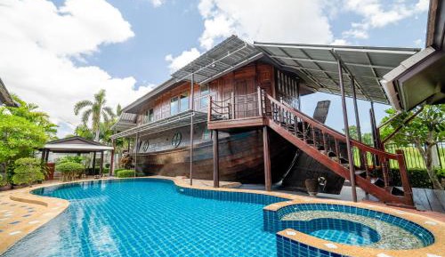 Villa with Garden View