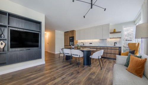 Four-Bedroom Apartment with Balcony 