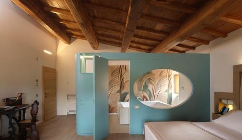 Suite with Hot Tub