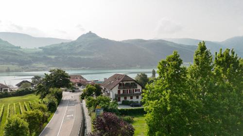 Apartment with Lake View