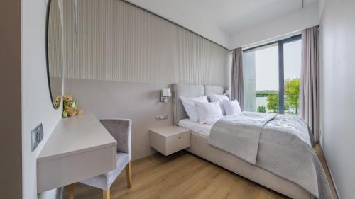 One-Bedroom Apartment with Lake View