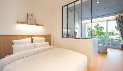 Deluxe Queen Suite