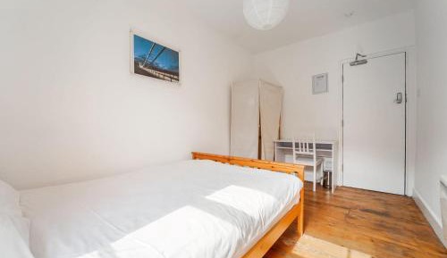 Large Single Room with Shared Bathroom