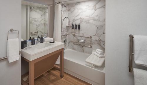 Queen Room with Two Queen Beds and Adapted Tub - Mobility Accessible
