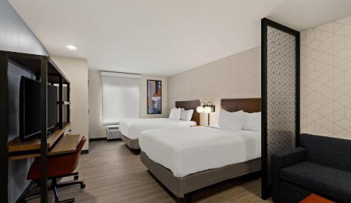 Queen Suite with Two Queen Beds and Tub - Disability Access/Non Smoking