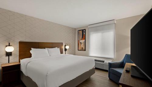 1 Bedroom King Suite with Roll-In Shower/Disability Access - Non Smoking