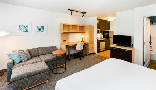 King Studio with Sofa Bed and Adapted Tub - Mobility and Hearing Accessible