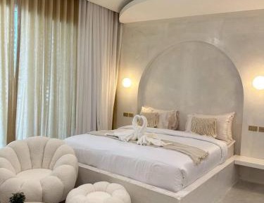 Suite with Pool View