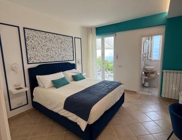 Deluxe Double Room with Balcony and Sea View