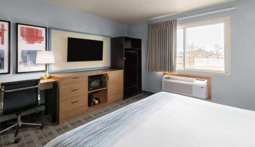 King Room with Roll-in Shower - Mobility Access/Non-Smoking