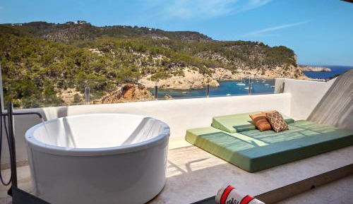 The Club Junior King Suite with Terrace Bath and Sea View