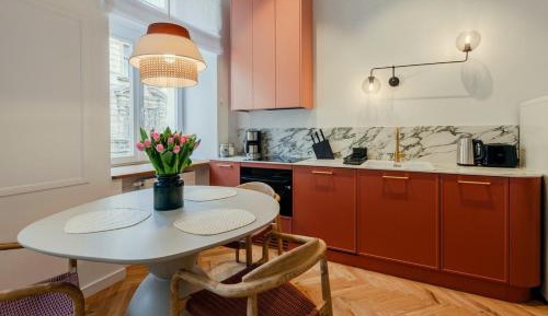 Deluxe One-Bedroom Apartment