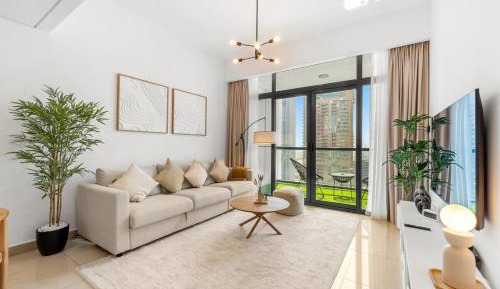 One-Bedroom Apartment with Lake View