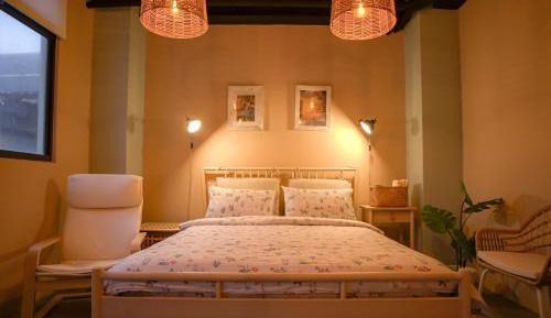 Four-Bedroom Apartment with Balcony 