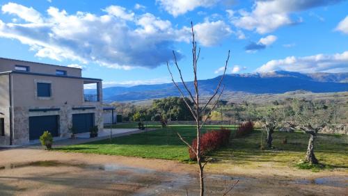 Two-Bedroom Deluxe Apartment with Garden View