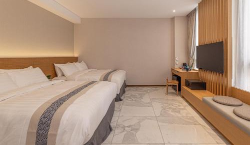 Family Room with City View 