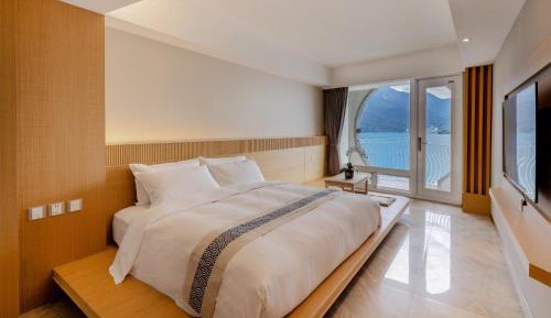 Standard Japanese style double room with lake view