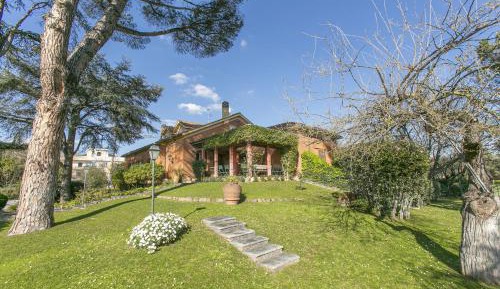 Villa with Garden View