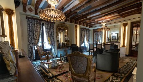 Deluxe One-Bedroom Apartment with City View